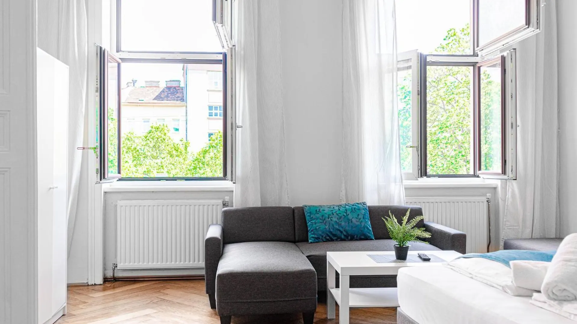 Stylish 2Br Retreat Steps From Akh & Volksoper Apartment Vienna