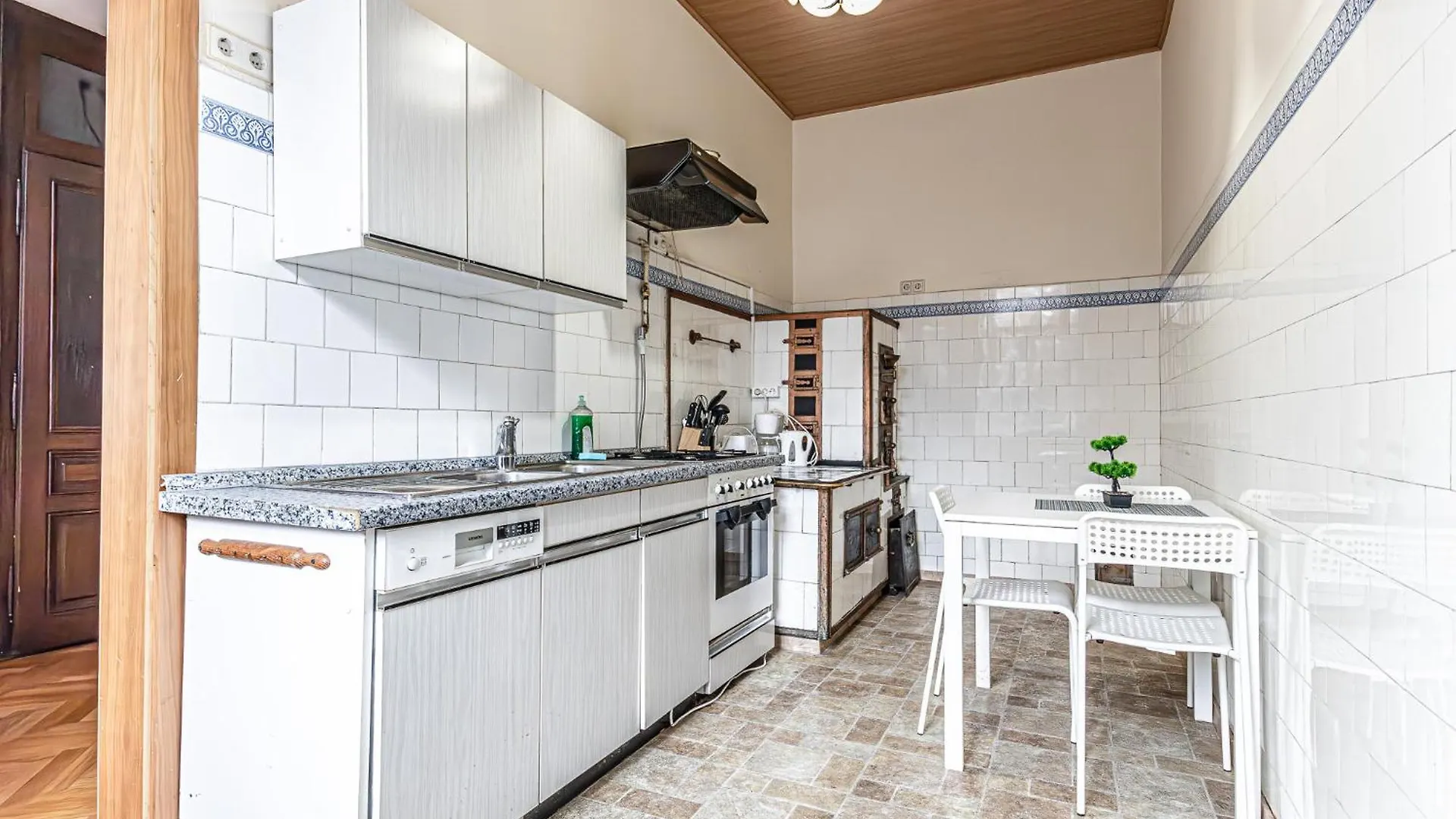 Stylish 2Br Retreat Steps From Akh & Volksoper Apartment Vienna