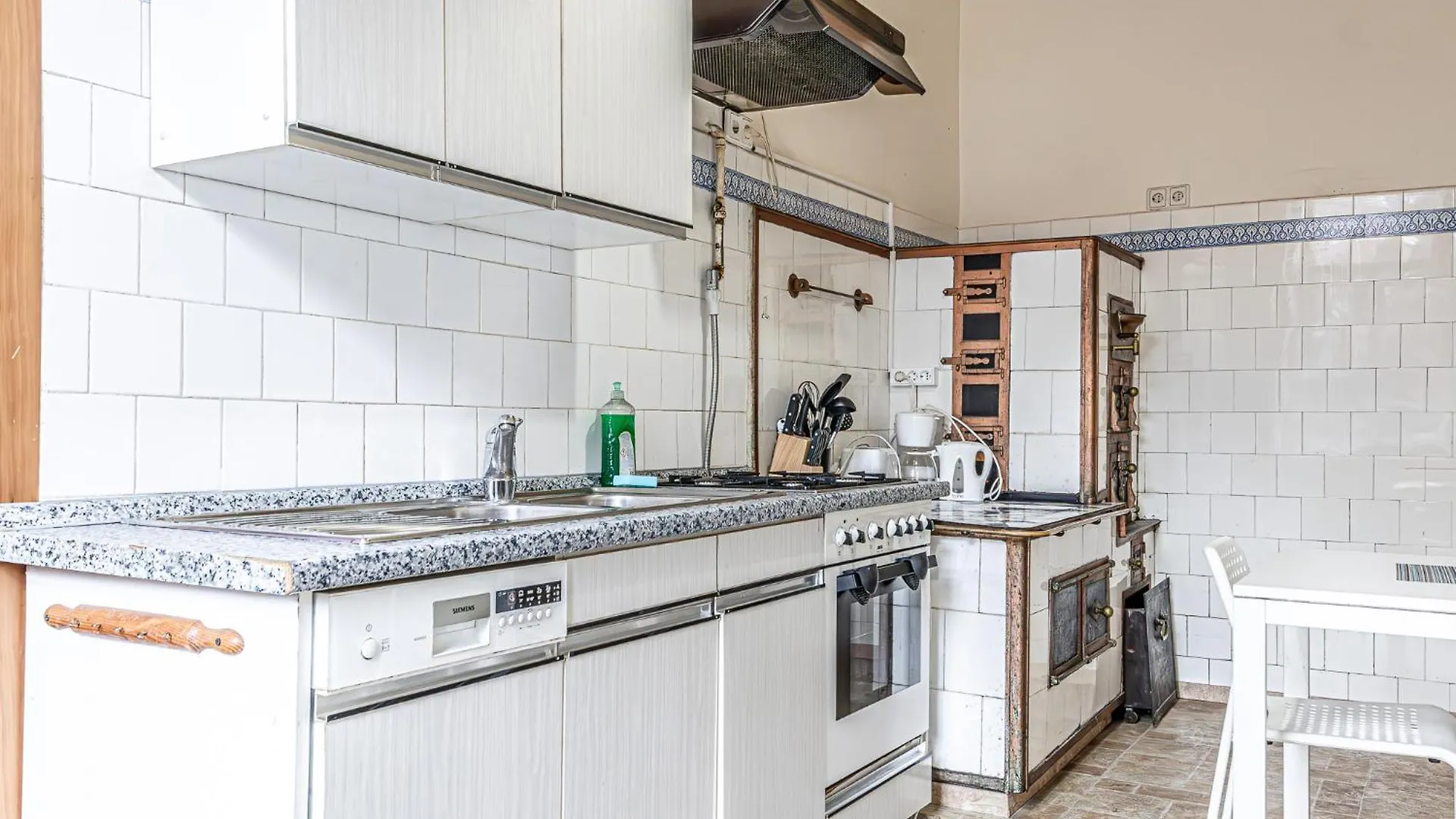 Stylish 2Br Retreat Steps From Akh & Volksoper Apartment Vienna