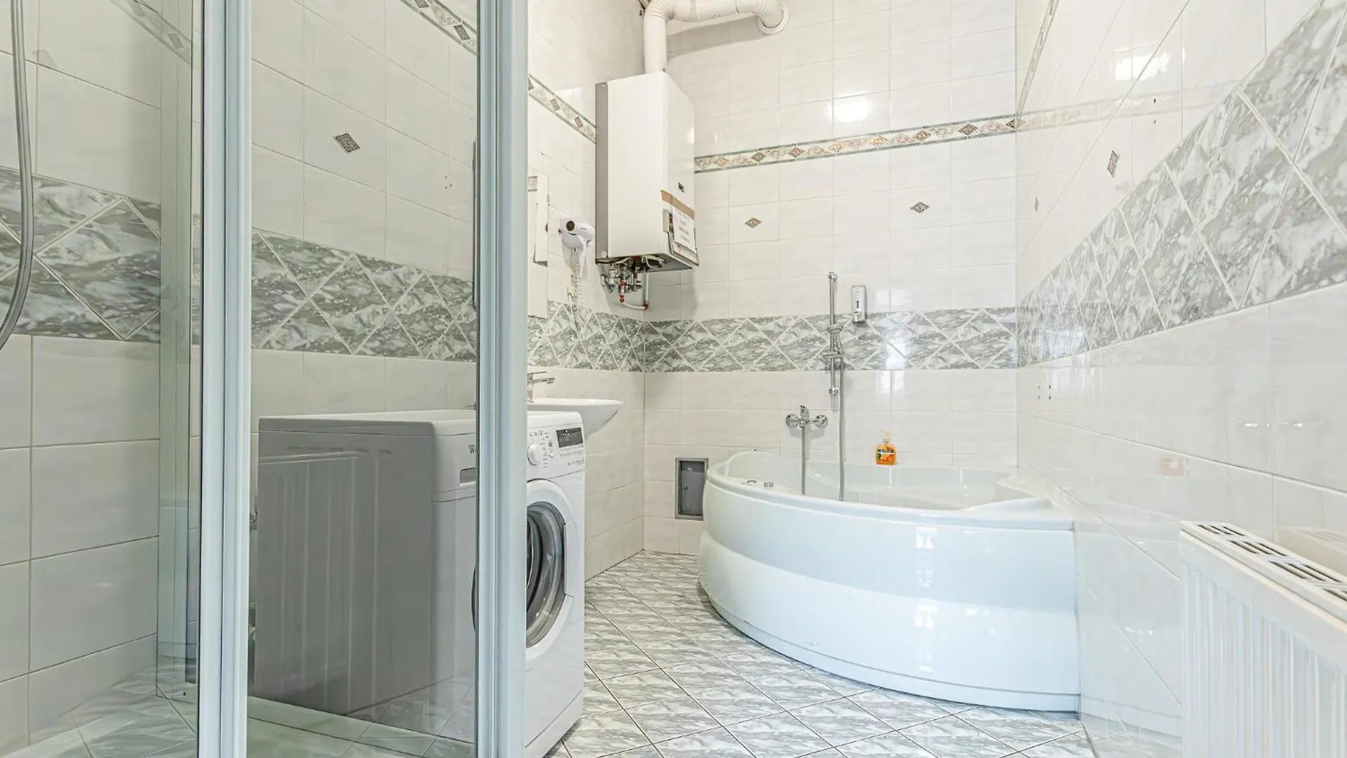Stylish 2Br Retreat Steps From Akh & Volksoper Apartment Vienna 0*,