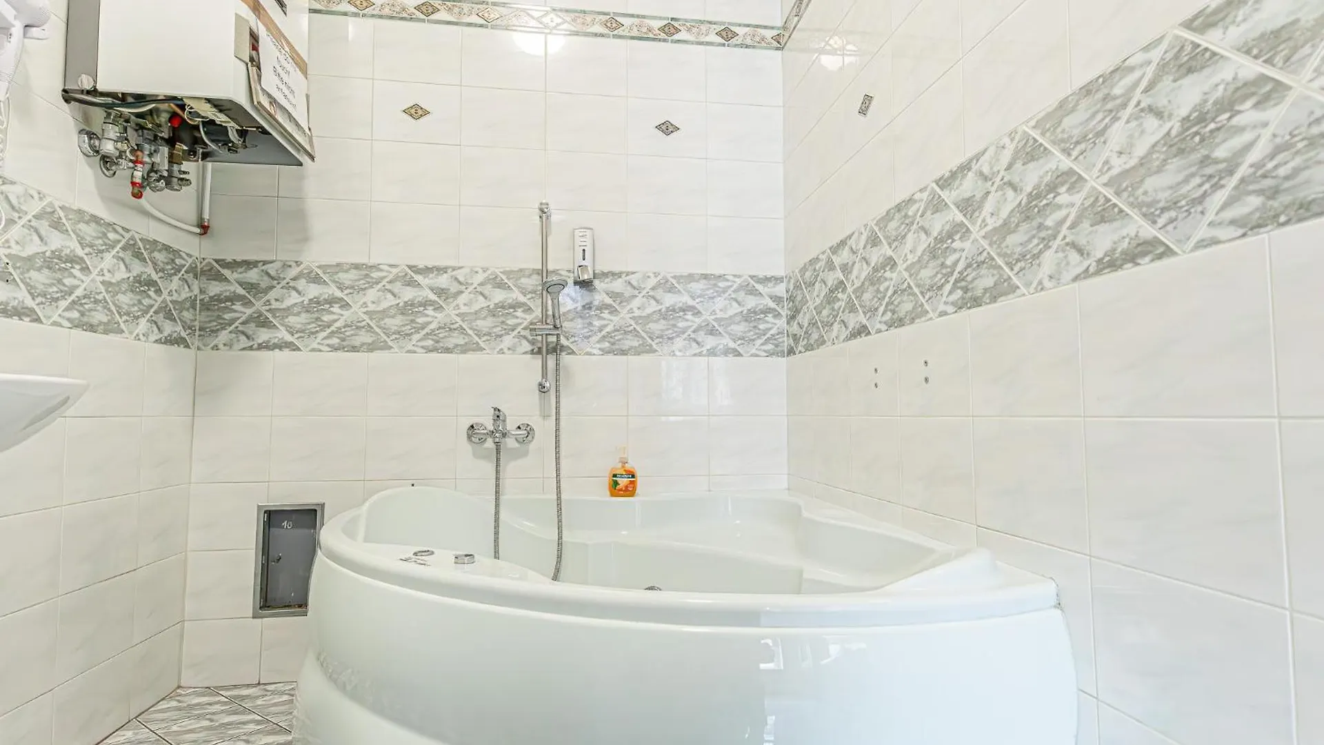 Stylish 2Br Retreat Steps From Akh & Volksoper Apartment Vienna
