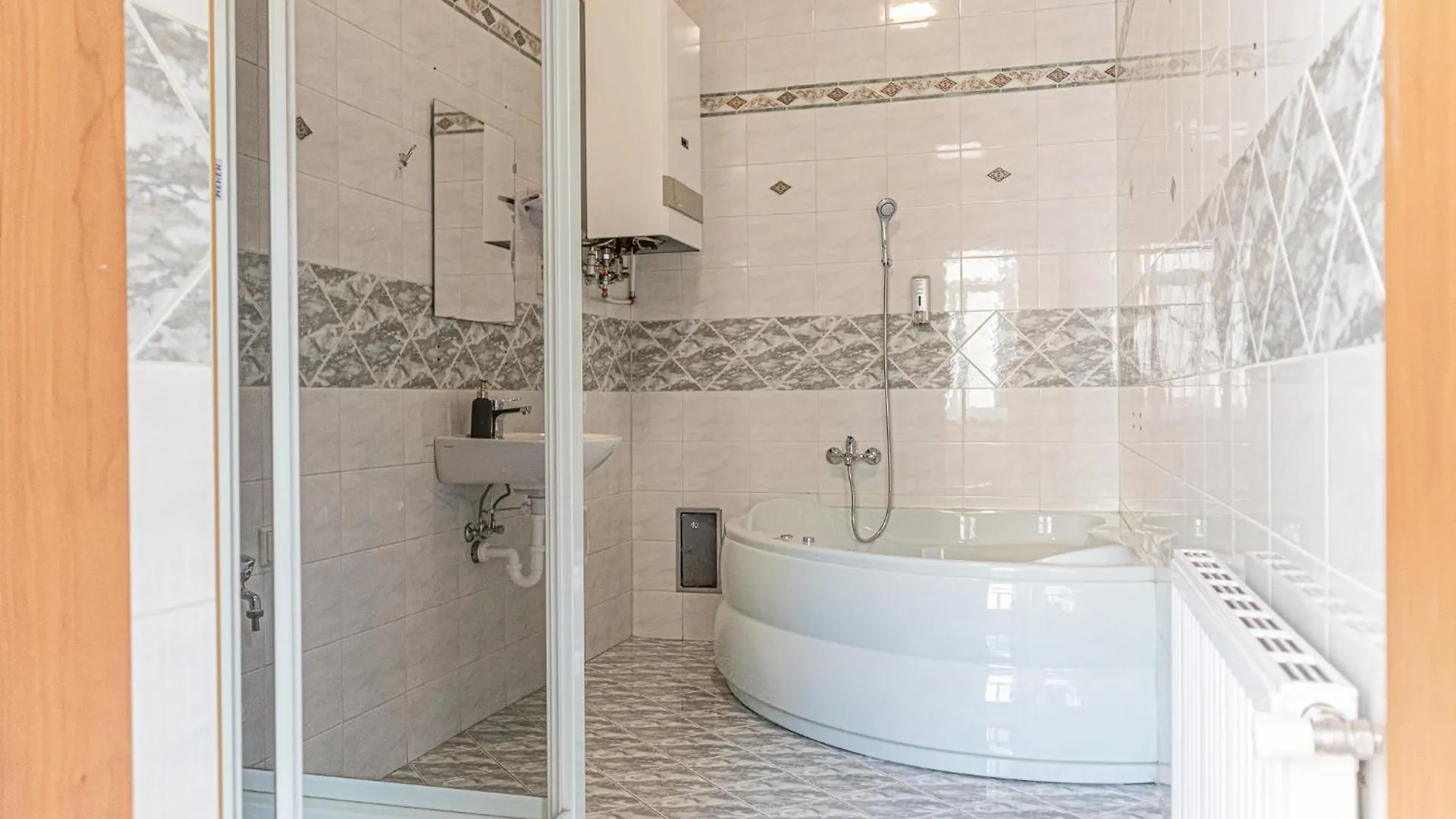 Stylish 2Br Retreat Steps From Akh & Volksoper Apartment Vienna