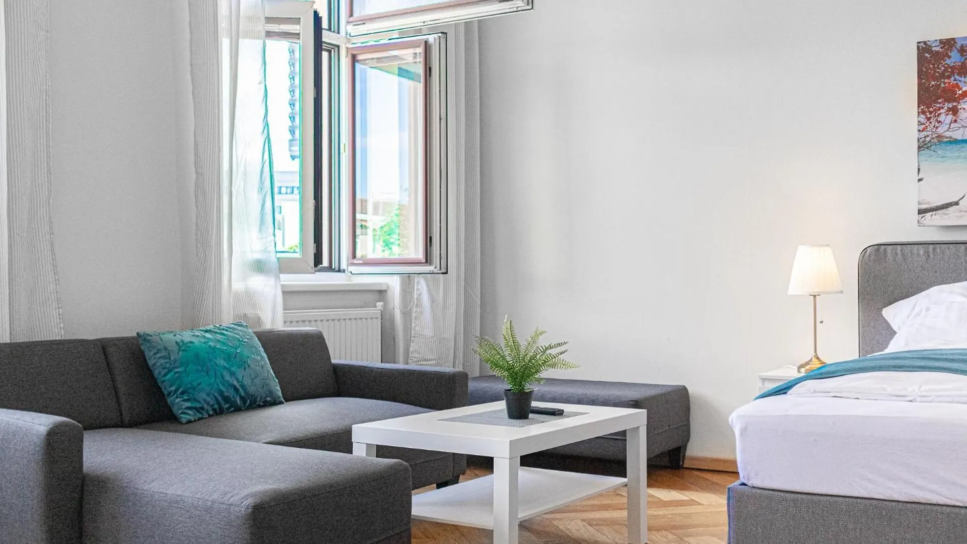 Stylish 2Br Retreat Steps From Akh & Volksoper Apartment Vienna 0*,